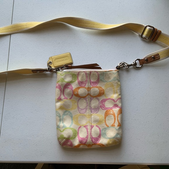 Vintage coach cross body! Pastels! Slight staining on the inside (from pencils) - Picture 2 of 5